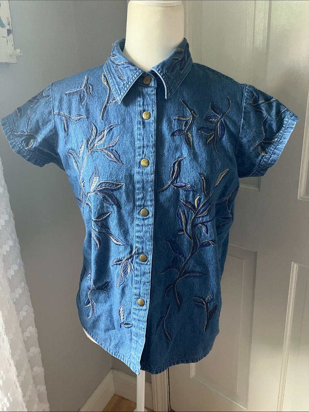 Vintage 80s metallic embroidered blue denim short snap up sleeve shirt M